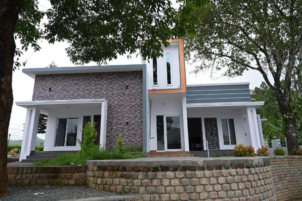 Homestay Pine Trees Holidays *